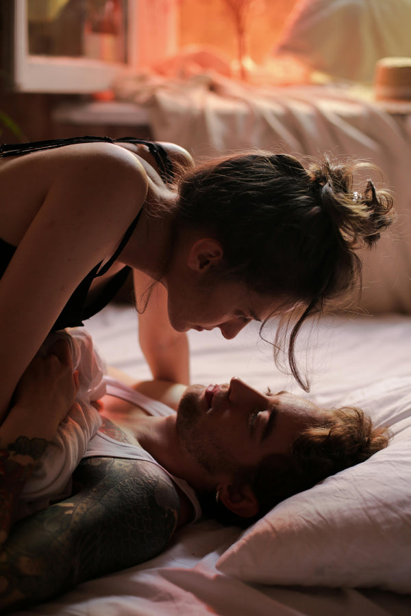 Sexo High: Descubre Cómo el Cannabis Potencia el Placer y la Conexión en la Intimidad